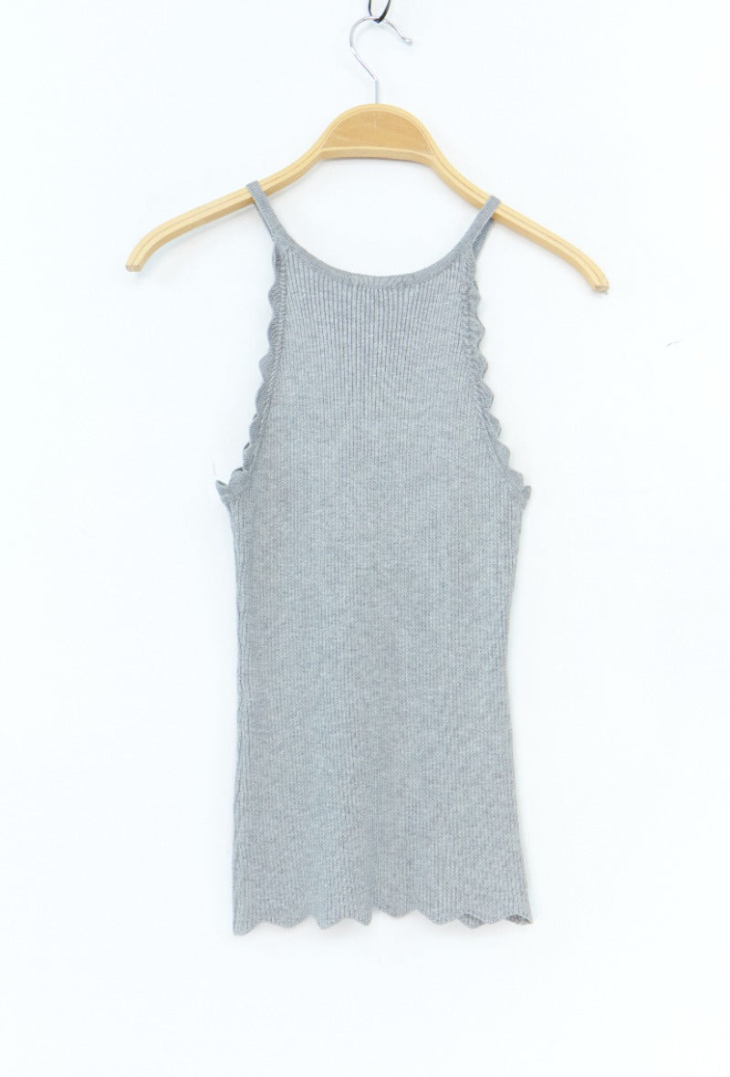 Weiches und dehnbares Strick-Tanktop mit gewelltem Rand